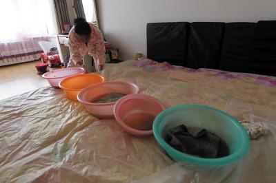 云溪楼上漏水，住户失联，小区没物管，业主维权难！律师来支招……